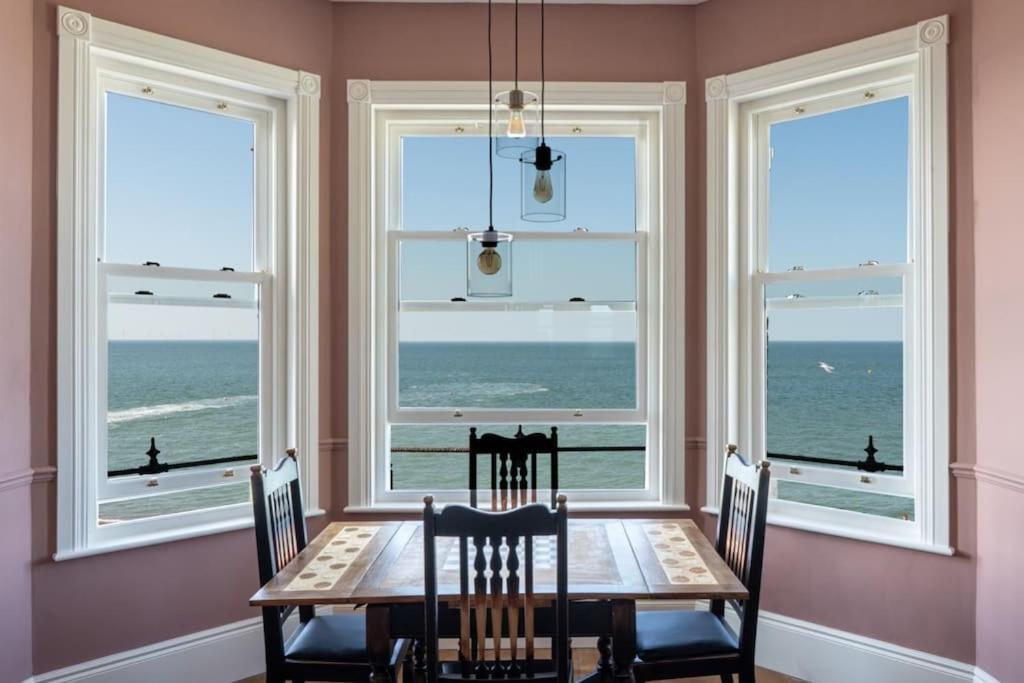 הרן ביי Stylish Beachfront Apartment, Sweeping Ocean Views And Luxury Touches מראה חיצוני תמונה