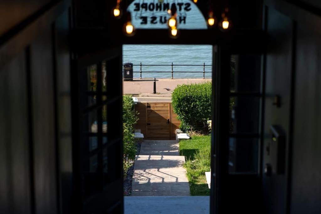 הרן ביי Stylish Beachfront Apartment, Sweeping Ocean Views And Luxury Touches מראה חיצוני תמונה